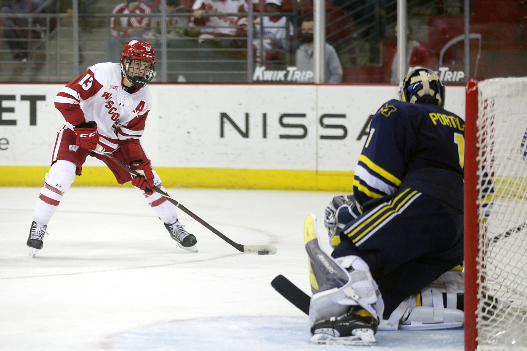 012822_uwhockey_08-01282022194347